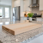 Skärbräda i bok med handtag och mått, oljad - 750x300x40mm - Bild 2